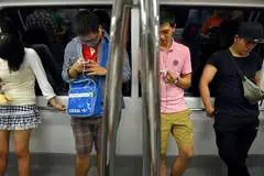 Penumpang menggunakan telefon bimbit di dalam kereta api MRT. Sesebuah rangkaian dianggap telah "meliputi" sesebuah kawasan jika telefon menunjukkan kekuatan isyarat sekurang-kurangnya satu ketak - cukup untuk membuat panggilan telefon dan menghantar mesej teks - di kawasan itu.