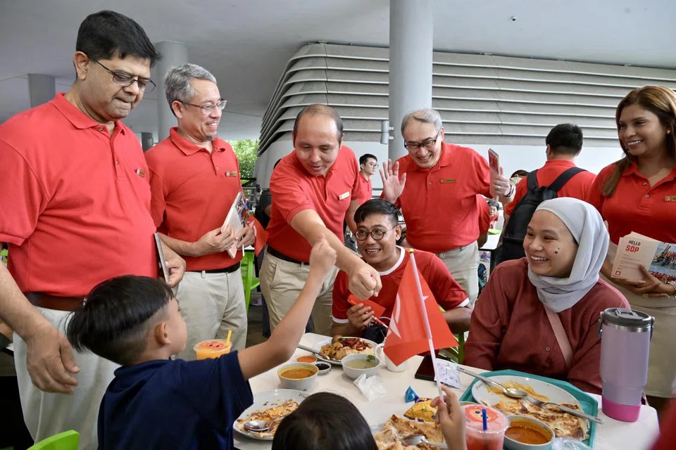 Calon SDP untuk Pilihan Raya Umum 2025 GRC Sembawang beramah tamah dengan penduduk di Kampung Admiralty. Mereka terdiri daripada (dari kiri) Encik James Gomez, Encik Damanhuri Abas, Encik Bryan Lim, Encik Alfred Tan dan Cik Surayah Akbar.