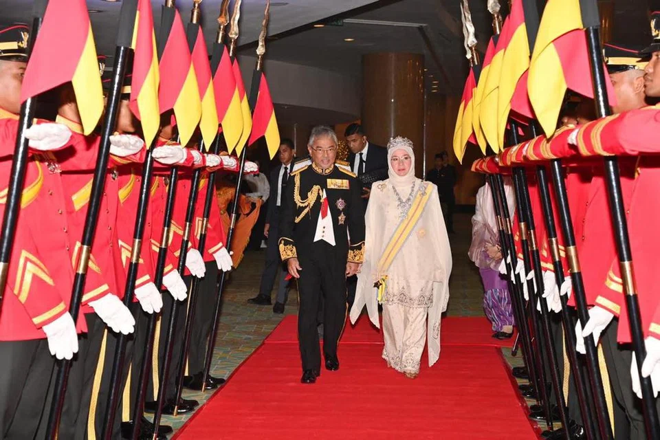 Yang di-Pertuan Agong Ke-16 Malaysia, Sultan Abdullah Ahmad Shah, bersama Raja Permaisuri Tunku Azizah Aminah Maimunah Iskandariah akan meninggalkan takhta pada 30 Januari selepas tamat lima tahun penggal pemerintahan. 