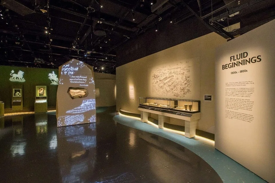 Pengalaman pengunjung bermula dengan segmen ‘Fluid Beginnings (Permulaan Aliran Perubahan) (1300-an hingga 1800-an)’, yang menyambut mereka dengan seni pemasangan jongkong hasil buatan Encik Nasrun Syawal. Ia menghubungkan warisan maritim Singapura dengan masyarakat yang terus memelihara dan menghidupkan warisan itu hingga ke hari ini.