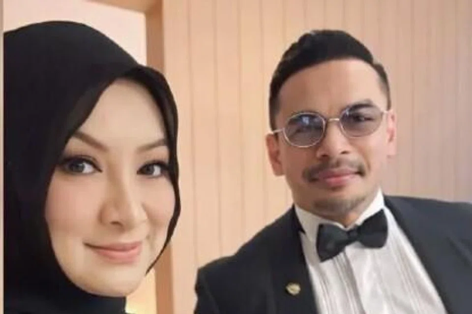Pelakon dan penyanyi, Abby Abadi, akhirnya menerima bayaran mas kahwin yang tertangguh selama 22 tahun daripada bekas suami yang juga pelakon, Norman Hakim.
