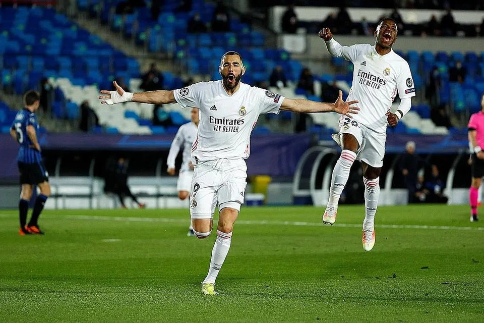 CIPTA SEJARAH: Penyerang Real Madrid Karim Benzema (atas) menjadi pemain kelima menjaringkan 70 gol dalam saingan Liga Juara-Juara selepas menemui sasaran ketika menentang Atalanta di Stadium Alfredo di Stefano, Madrid. - Foto REUTERS, AFP