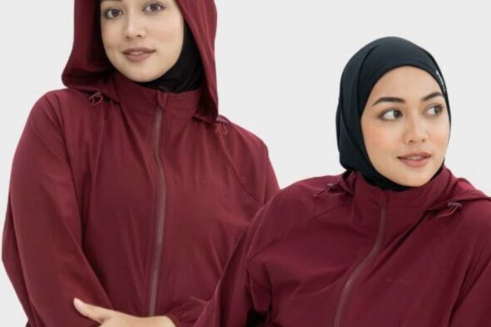 Pakaian sukan yang direka oleh Glowco adalah sopan, longgar, dan fleksibel, serta sesuai untuk pergerakan intensiti tinggi.