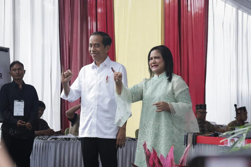 Presiden Indonesia, Encik Joko Widodo dan isteri Cik Iriana Joko Widodo selepas mengundi pada pilihan raya Indonesia pada 14 Februari. Encik Widodo amat popular dalam kalangan rakyat Indonesia semasa memerintah selama 10 tahun.
