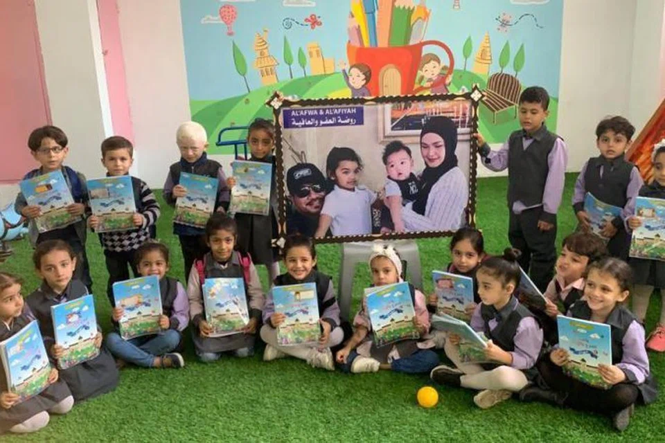 TERUS MEMBANTU: Datuk Seri Siti Nurhaliza dan suaminya, Datuk Seri Khalid Mohamad Jiwa, terus memberi bantuan keperluan asas termasuk makanan dan air bersih kepada penduduk Gaza, meliputi pelajar sekolah Afwa Al Afiyah yang mereka bangunkan menerusi Yayasan Nurjiwa. 