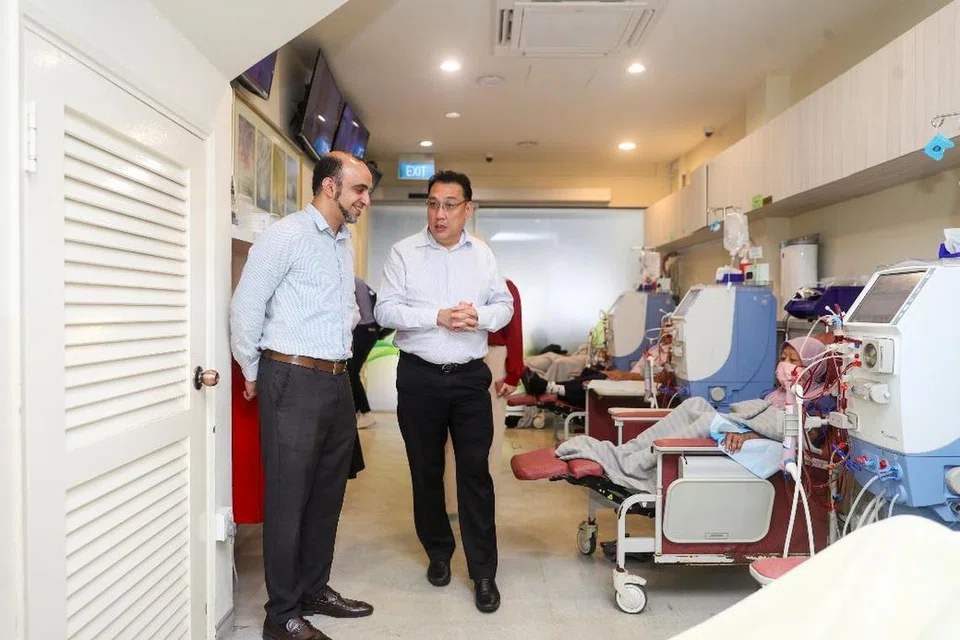 Ketua Pegawai Eksekutif Persatuan Dana Amanah Muslimin (MTFA), Dr Abdul Qader al-Aidaroos (kiri), dan Pengarah Urusan Gain City, Encik Kenny Teo (kanan), semasa lawatan ke pusat rawatan dialisis buah pinggang atau Ihsan Kidney Care (IKC).
