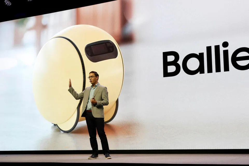 ROBOT BIJAK: Encik Jonathan Gabrio, Ketua Pusat Pengalaman Terhubung di Samsung Electronics America, mengetengahkan tentang Ballie, robot kecerdasan buatan (AI) di Pameran Elektronik Pengguna (CES).