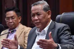 Menteri Besar Negeri Sembilan dari Pakatan Harapan, Datuk Seri Aminuddin Harun (kanan).