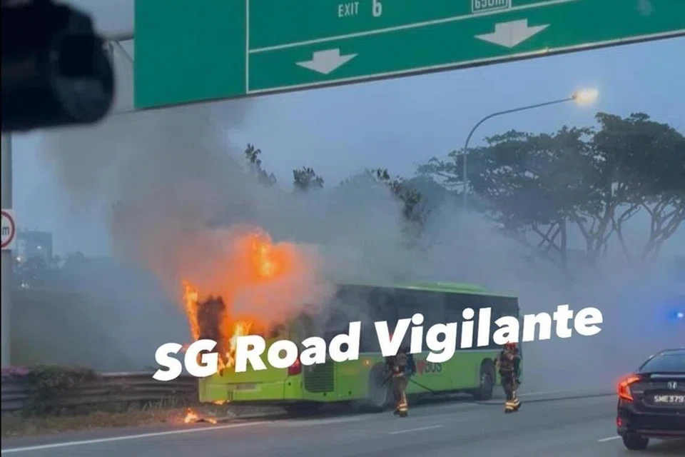 KEBAKARAN BAS: Foto yang dimuat naik di media sosial menunjukkan anggota bomba memadamkan kebakaran di bahagian belakang sebuah bas yang berhenti di tepi jalan.