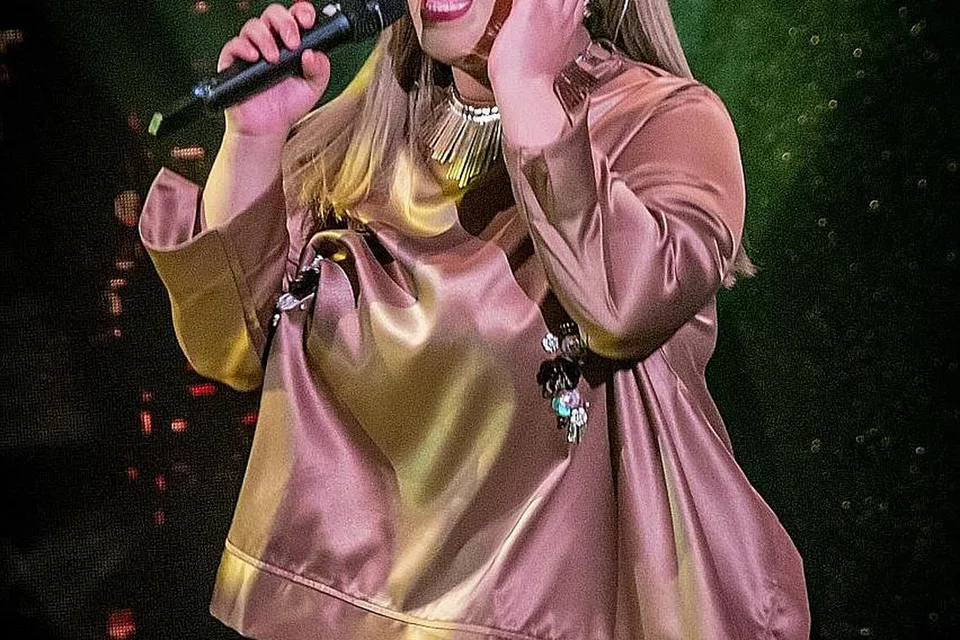 TIDAK KENAL PUTUS ASA: Nurul Rahila Rashun adalah bakat muda yang menunjukkan kecekalannya menyertai pelbagai peraduan di Nusantara - Akademi Fantasia 2016 di Malaysia, Dangdut Academy Asia 3 (DAA3) di Indonesia dan baru-baru ini menjuarai SG Mania 3. - Foto BM oleh NUR DIYANA TAHA