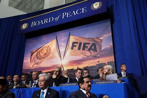 Sebuah skrin memaparkan imej bendera FIFA dan Lembaga Keamanan semasa mesyuarat sulung Lembaga Keamanan di Institut Keamanan Amerika Syarikat di Washington, D.C., Amerika Syarikat, 19 Februari 2026.