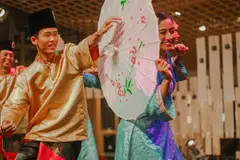 Pelajar dari Jepun, Encik Shintaro Ae bersama mahasiswi Universiti Nasional Singapura (NUS), Cik Nur Safiqah Abdul Rahim, dalam satu persembahan di Festival Muara 2022. 