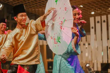 Pelajar dari Jepun, Encik Shintaro Ae bersama mahasiswi Universiti Nasional Singapura (NUS), Cik Nur Safiqah Abdul Rahim, dalam satu persembahan di Festival Muara 2022. 