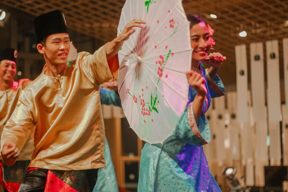Pelajar dari Jepun, Encik Shintaro Ae bersama mahasiswi Universiti Nasional Singapura (NUS), Cik Nur Safiqah Abdul Rahim, dalam satu persembahan di Festival Muara 2022. 