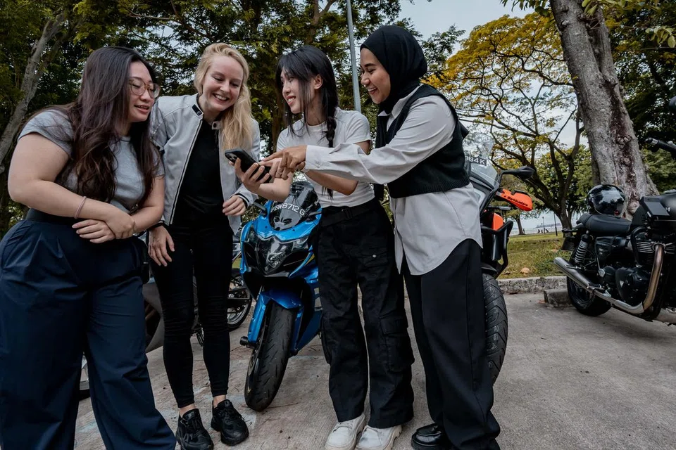 Cik Anne Klaassen (dua dari kiri) teruja dapat berjumpa dengan teman-teman baru yang berkongsi minat yang sama.