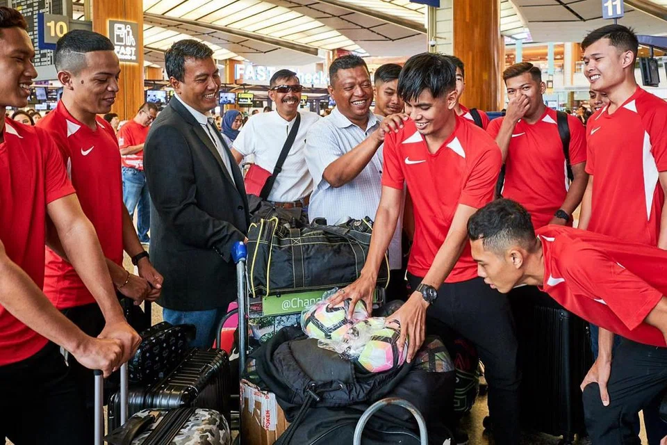 BERSEMANGAT JITU: Kapten pasukan yang bakal mewakili negara dalam Kejohanan Piala Emas Raja-Raja 2019, Muhammad Nur Na'iim Mohamed Ishak (memegang bola) yakin dengan kebolehan pasukannya dalam memberikan persembahan yang terbaik dalam kejohanan ini. Bersamanya ialah jurulatih pasukan, Encik Hairi Su'ap (memegang bahu Na'iim), pengurus pasukan, Encik Harman Ali (memakai kot), serta ahli pasukannya yang lain. -Foto BH oleh Roslee Razak. 