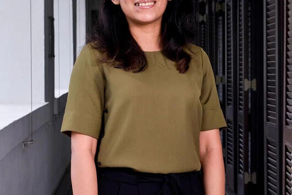 Cik Mayuri Verma telah menterjemah dokumen dan merakam suara latar dalam bahasa Bengali bagi sebuah hospital sejak bulan lalu.