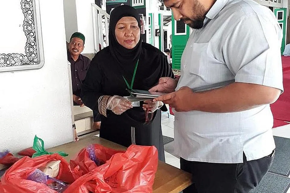 LIBATKAN JEMAAH: Kakitangan dan sukarelawan Masjid Kampong Delta turun padang semasa acara kesihatan menggalak jemaah berhenti merokok yang dianjurkan bersama Lembaga Penggalak Kesihatan di masjid itu beberapa tahun lalu. Gambar diambil sebelum Covid-19. 