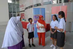 RAKAN BAHASA: Pengerusi Bulan Bahasa, Cik Rahayu Mahzam, bercakap dengan beberapa pelajar bahasa Melayu yang baru dilantik sebagai Rakan Bahasa tahun ini.