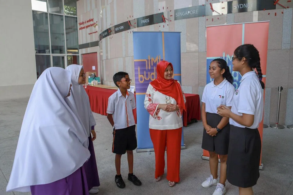 RAKAN BAHASA: Pengerusi Bulan Bahasa, Cik Rahayu Mahzam, bercakap dengan beberapa pelajar bahasa Melayu yang baru dilantik sebagai Rakan Bahasa tahun ini.