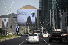 Potret mantan Amir Qatar, Sheikh Hamad bin Khalifa Al Thani, di Doha pada 12 Julai 2026, selepas pengumuman kematiannya. Allahyarham Sheikh Hamad dianggap sebagai arkitek utama pembangunan Qatar moden.