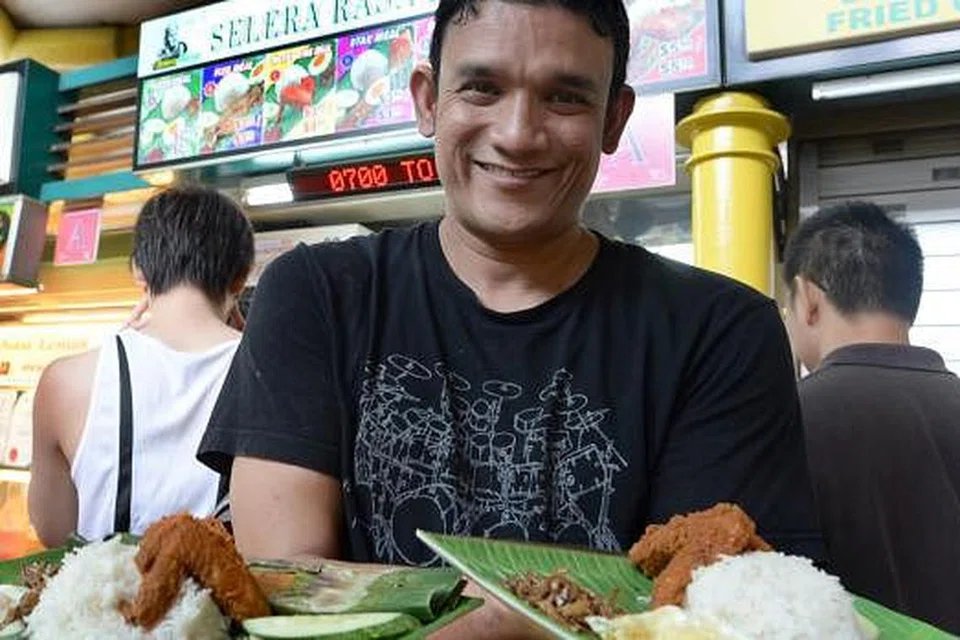 RESIPI WARISAN: Encik Malik masih mengekalkan resipi dan cara memasak nasi lemak keluarganya.