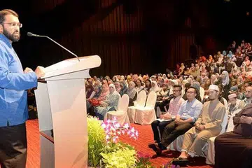 SEDERHANA DALAM KEPELBAGAIAN: Dr Yasir Qadhi menyampaikan ceramah tentang pentingnya bersikap sederhana meskipun terdapat pelbagai perbezaan dalam kehidupan harian kepada sekitar 450 belia. Ceramah itu sebahagian daripada siri Syarahan aLIVE Belia anjuran Majlis Ugama Islam Singapura (Muis). - Foto JOHARI RAHMAT