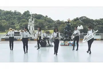 VIDEO UCAPAN: Seramai 60 pegawai polis menjayakan satu video ucapan Krismas yang dimuat naik di laman Facebook mereka. 