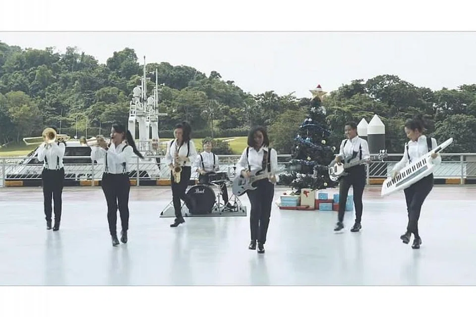 VIDEO UCAPAN: Seramai 60 pegawai polis menjayakan satu video ucapan Krismas yang dimuat naik di laman Facebook mereka. 