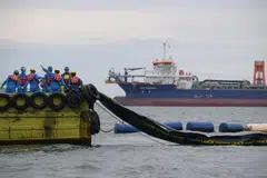 Penguasa Kelautan dan Pelabuhan Singapura (MPA) meletakkan pembendung minyak untuk menyekat tumpahan minyak selanjutnya ke pantai dan memudahkan pemulihan minyak yang terperangkap di luar pantai dan lagun yang terjejas untuk mengelakkannya daripada mengalir ke laut.