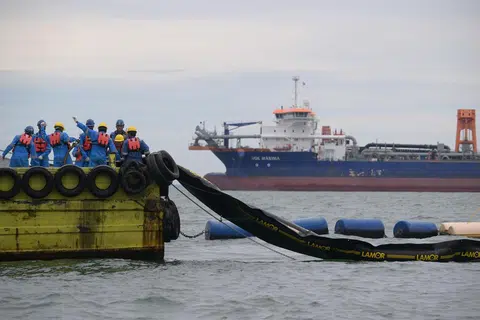 Penguasa Kelautan dan Pelabuhan Singapura (MPA) meletakkan pembendung minyak untuk menyekat tumpahan minyak selanjutnya ke pantai dan memudahkan pemulihan minyak yang terperangkap di luar pantai dan lagun yang terjejas untuk mengelakkannya daripada mengalir ke laut.