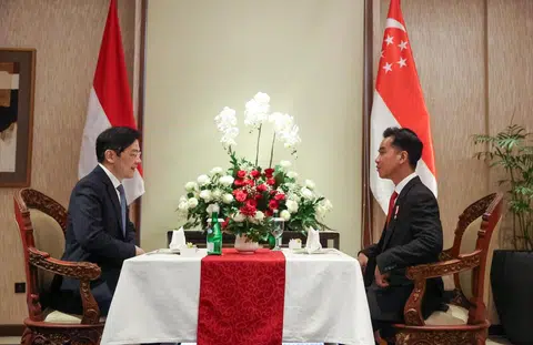Perdana Menteri, Encik Lawrence Wong, turut bertemu dengan Naib Presiden Indonesia, Encik Gibran Rakabuming Raka, semasa lawatannya ke Jakarta, Indonesia, pada 6 November. Encik Gibran, antara lain, telah berkongsi tentang pengalamannya belajar di Singapura dan juga keutamaannya sebagai Naib Presiden.