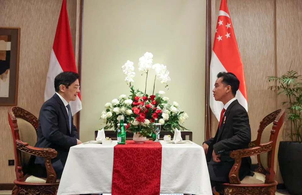 Perdana Menteri, Encik Lawrence Wong, turut bertemu dengan Naib Presiden Indonesia, Encik Gibran Rakabuming Raka, semasa lawatannya ke Jakarta, Indonesia, pada 6 November. Encik Gibran, antara lain, telah berkongsi tentang pengalamannya belajar di Singapura dan juga keutamaannya sebagai Naib Presiden.