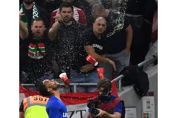 JADI SASARAN: Bintang England, Raheem Sterling (kiri), dilontar cawan minuman plastik serta diejek berbaur perkauman oleh penyokong Hungary dalam perlawanan pada 2 September lalu. - Foto EPA-EFE