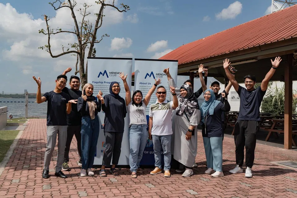 LIBAT DIRI: Sekumpulan mentor yang terlibat menjayakan program bimbingan komuniti, PEER, Kelab MENDAKI (MClub). 