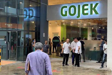 LEBIH PILIHAN: SYARIKAT Gojek yang berpangkalan di Indonesia bakal menawarkan perkhidmatan keretanya di seluruh Singapura mulai semalam. - Foto SPH
