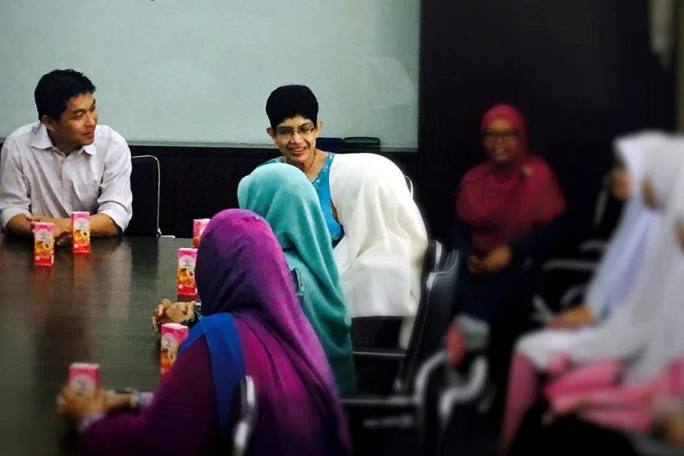 MENTERI LAWAT PELAJAR: Menteri Pembangunan Sosial dan Keluarga, Encik Tan Chuan-Jin (kiri), dan AP GRC Marine Parade, Dr Fatimah Lateef (tengah), menemui kakitangan dan tiga pelajar Madrasah Al-Maarif yang didakwa diserang oleh seorang lelaki. - Foto FACE BOOK TAN CHUAN-JIN.