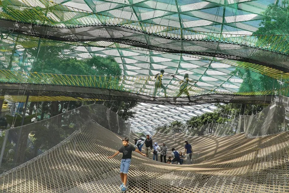 TEROKA JEWEL DAN LAPANGAN TERBANG CHANGI: Lompat setinggi-tinggi di Manulife Sky Nets yang terletak di Jewel, bermain sembunyi-sembunyi di pagar sesat (maze) atau teroka Lapangan Terbang Changi dalam Studio Pengalaman Changi. Anda juga boleh membawa anak anda bersiar-siar secara santai di taman berwarna-warni di Canopy Park di Jewel. Taman Permainan bertemakan Sanrio dan Slide@T3, yang juga gelongsor paling tinggi di lapangan terbang juga dibuka mulai 4 September. Bagi promosi terkini di Lapangan Terbang Changi dan Jewel, lungsuri https://bit.ly/CAgreatdeals atau lelaman Facebook mereka. - Foto ZAOBAO