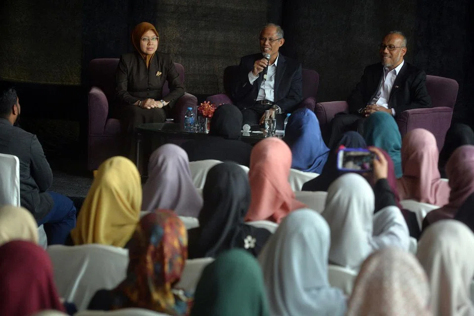 RAMAH MESRA: (Dari kiri) Ahli Parlimen Dr Intan Azura Binte Mokhtar, Menteri Sekitaran dan Sumber Air, Encik Masagos Zulkifli Masagos Mohamad dan Pengarah Kanan MUIS, Dr Albakri Ahmad dalam sesi beramah mesra bersama pelajar Singapura di Jordan di Grand Hyatt Jordan pada Sabtu lalu.