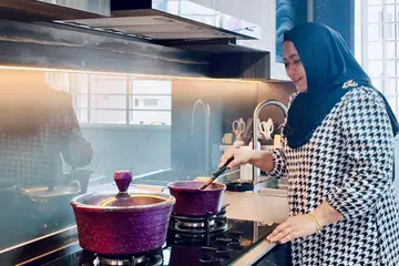 Cik Nurhana Abdul Ghani teruja dengan dapur barunya yang menonjolkan rekaan mewah dengan gabungan warna eksklusif seperti hitam dan perang kekuning-kuningan.