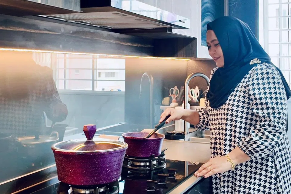 Cik Nurhana Abdul Ghani teruja dengan dapur barunya yang menonjolkan rekaan mewah dengan gabungan warna eksklusif seperti hitam dan perang kekuning-kuningan.