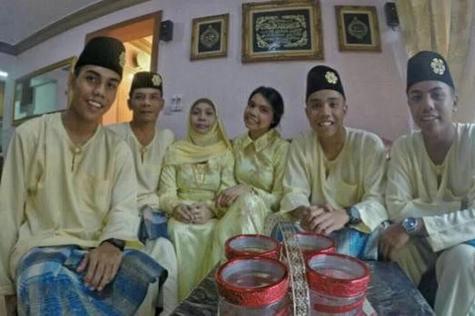 MASA BERSAMA KELUARGA: Pemain LionsXII, Shafiq Ghani (dua dari kanan), bersama keluarganya. - Foto SHAFIQ GHANI