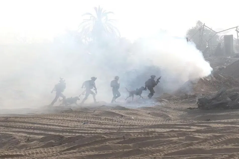 PERTEMPURAN: Tentera Israel di dalam Jaluran Gaza, di tengah-tengah operasi darat yang berterusan.