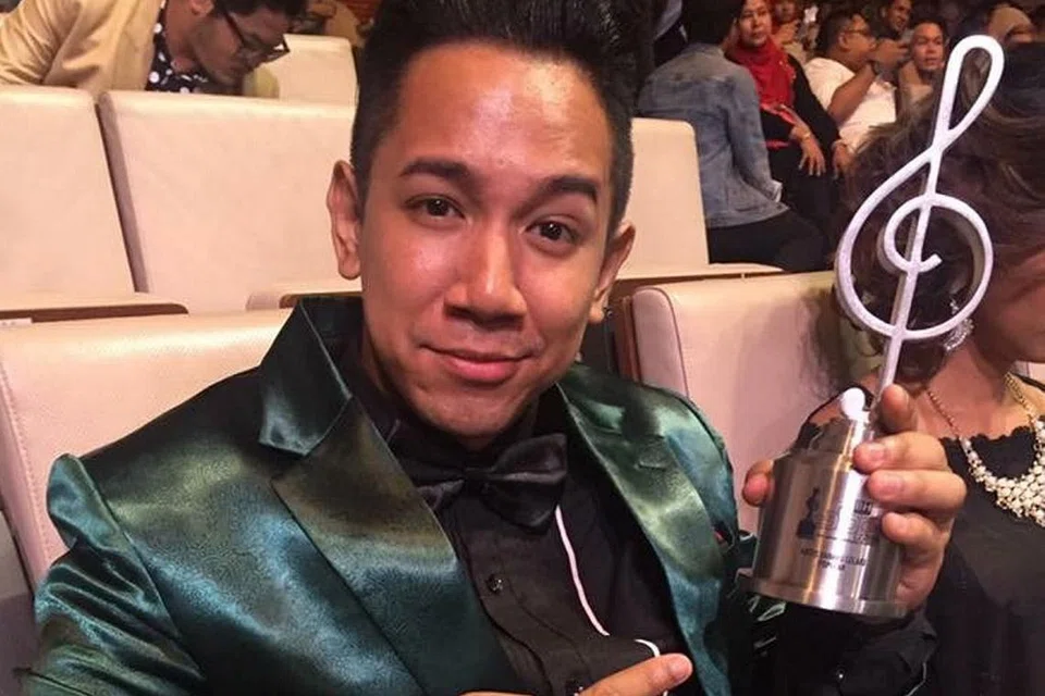 HADIAH ISTIMEWA: Sufi Rashid (gambar) dan Neelofa terkejut dan teruja dengan kemenangan masing-masing pada acara Anugerah Bintang Popular Berita Harian (ABPBH). Sufi menerima Anugerah Artis Baru Lelaki Popular, sementara Neelofa pula merangkul Anugerah Pengacara Popular dan Bintang Paling Popular pada acara gilang-gemilang itu. - Foto-foto ihsan SUFI RASHID/BERITA HARIAN MALAYSIA