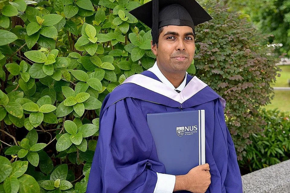 ENCIK ISMAIL: Terdorong menceburi bidang farmasi kerana tertarik dengan pengalaman ibunya yang bertugas sebagai jururawat. - Foto SHAKIR SAIFUDDIN