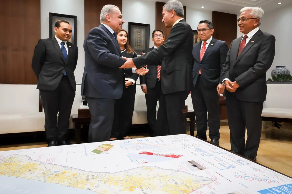 Menteri Ehwal Luar, Dr Vivian Balakrishnan (tiga dari kanan) mengadakan pertemuan dengan Perdana Menteri Palestin, Dr Mohammad Shtayyeh (dua dari kanan). Turut dalam pertemuan tersebut ialah (dari kanan)  wakil bukan pemastautin Singapura ke Palestin, Encik Hawazi Daipi dan para Anggota Parlimen, Encik Alex Yam, Encik Gerald Giam, Cik Nadia Ahmad Samdin dan Encik Zhulkarnain Abdul Rahim.