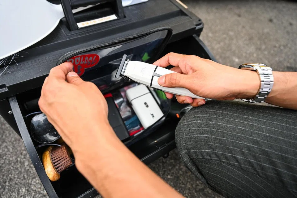 Alat gunting rambut yang mempunyai desibel (kekuatan bunyi) yang rendah ini dibeli Encik Andy untuk digunakan ketika menggunting rambut kanak-kanak istimewa. 
