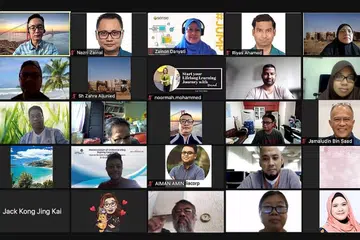 CERAHKAN PELUANG DAPAT KERJA: Peserta webinar mengenai cara memanfaatkan dan membina rangkaian menerusi wadah dalam talian LinkedIn anjuran Mendaki Sense pada 14 Oktober. - Foto MENDAKI SENSE