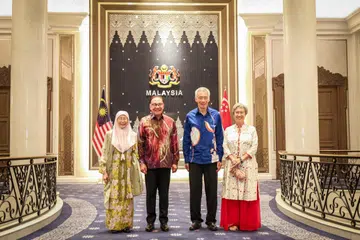 (Dari kiri) Dr Wan Azizah Ismail, Datuk Seri Anwar Ibrahim, Encik Lee Hsien Loong dan Cik Ho Ching di Seri Perdana pada 21 Julai.