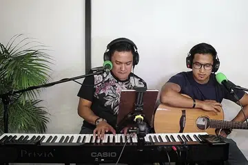 BERMAYA DALAM TALIAN: Pemuzik dan penyanyi, Riduan Yusoff (kiri) serta adiknya Faiz adalah antara bakat setempat yang konsisten dengan sajian 'gig' digital mereka sehingga menarik penaja bagi beberapa program amal. - Foto RIDUAN YUSOFF